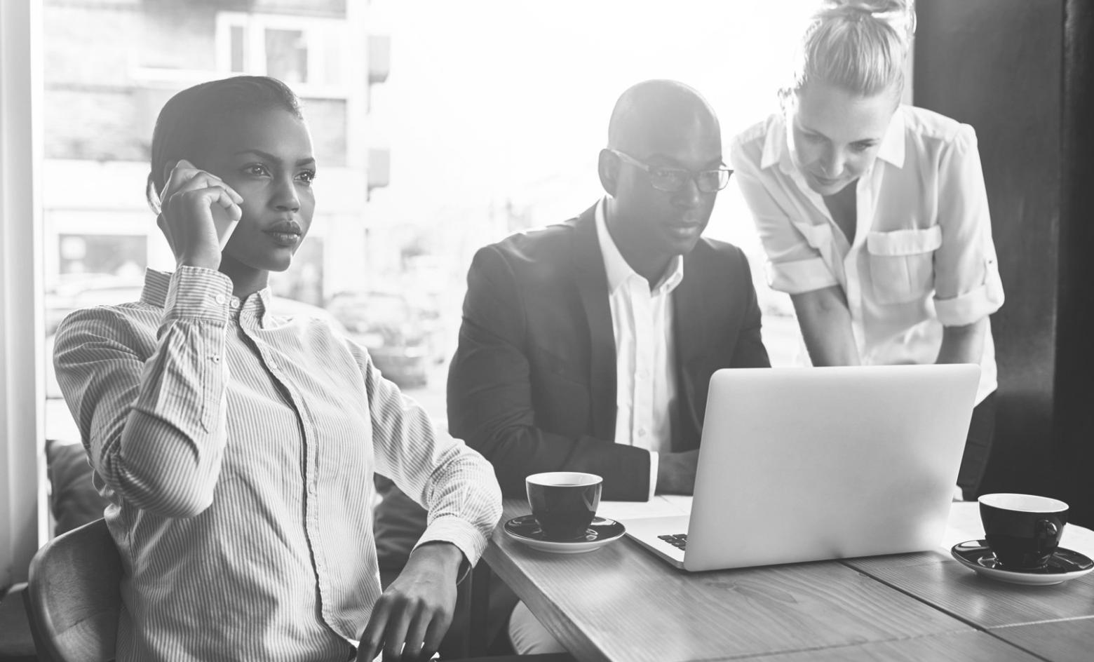 Espacio de trabajo con herramientas de automatización